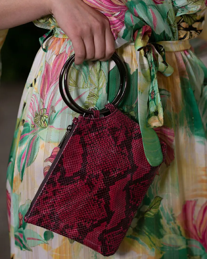Borsetta rossa con motivi in finta pelle di coccodrillo | Amethysta boutique